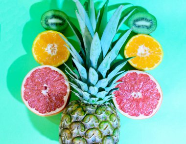 Taze taze ananas, portakal, kivi ve greyfurt, yakın görüş. 