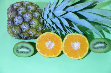 Taze taze ananas, portakal ve kivi, yakın görüş. 