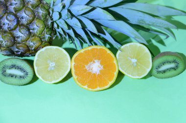 Taze taze ananas, portakal, kivi ve limon, yakın görüş. 