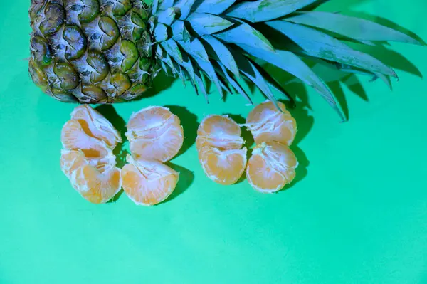 Ananas Frais Mûr Aux Mandarines Vue Rapprochée — Photo