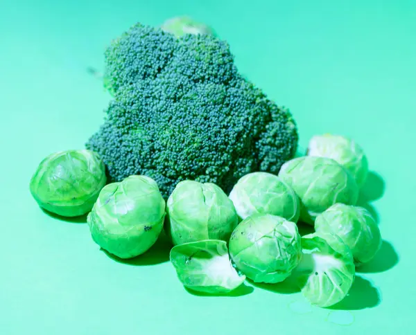 Färsk Mogen Broccoli Med Brysselkål Ljus Bakgrund Närbild — Stockfoto