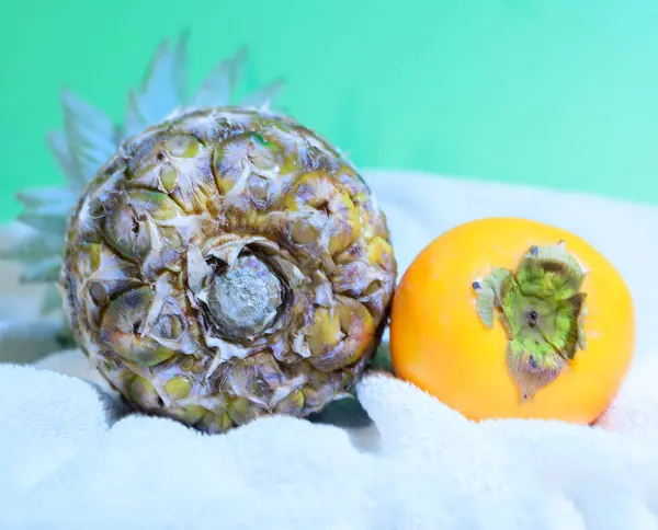 Zoete Rijpe Persimmon Met Ananas Witte Handdoek Dichtbij Uitzicht — Stockfoto