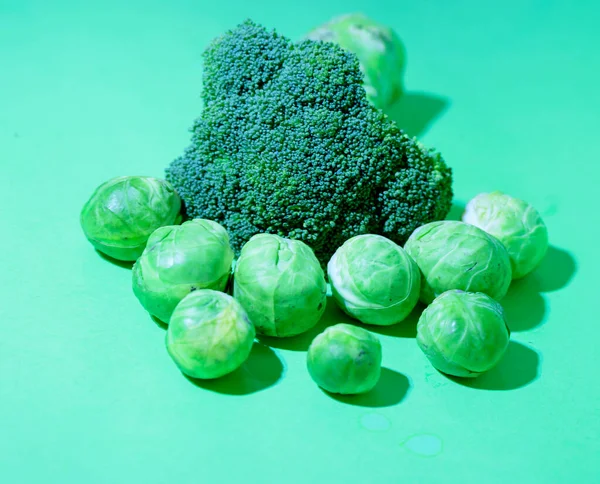 Färsk Mogen Broccoli Med Brysselkål Ljus Bakgrund Närbild — Stockfoto