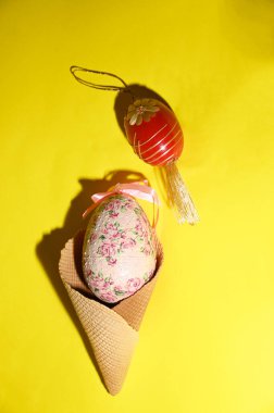 Dondurma külahlı dekoratif Paskalya yumurtaları, yakın görüş, mutlu paskalya konsepti.  