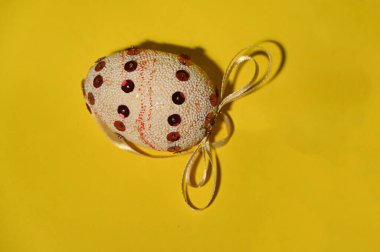 Dekoratif boyanmış Paskalya yumurtası, yakın görüş, mutlu paskalya konsepti 