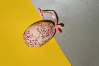 Dekoratif boyanmış Paskalya yumurtası, yakın görüş, mutlu paskalya konsepti 