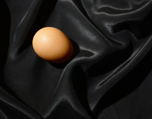 Tekstil Arka Planında Taze Yumurta Yakın Görünüm — Stok fotoğraf