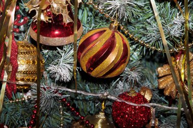 Ağaçtaki güzel Noel süsleri, tatil konsepti.  