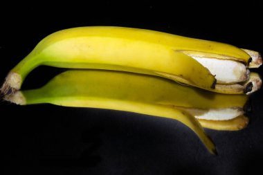 Masada çiğ taze muz, yakın görüş.  