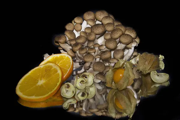 Samenstelling Van Diverse Verse Vruchten Met Champignons Donkere Achtergrond Van — Stockfoto