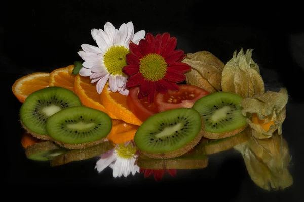 Zusammensetzung Aus Verschiedenen Frischen Früchten Auf Dunklem Hintergrund Nahaufnahme — Stockfoto