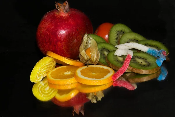 Zusammensetzung Aus Verschiedenen Frischen Früchten Mit Kandiertem Fruchtgelee Auf Dunklem — Stockfoto