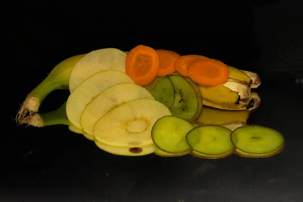 어두운 배경에 다양하게 과일들 가까이 — 스톡 사진