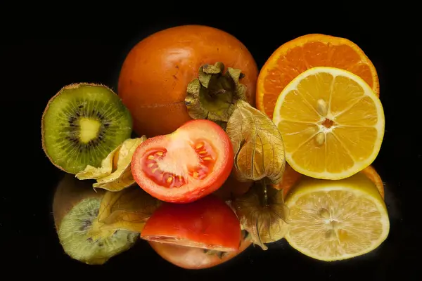어두운 배경에 다양하게 과일과 토마토 자세히 — 스톡 사진