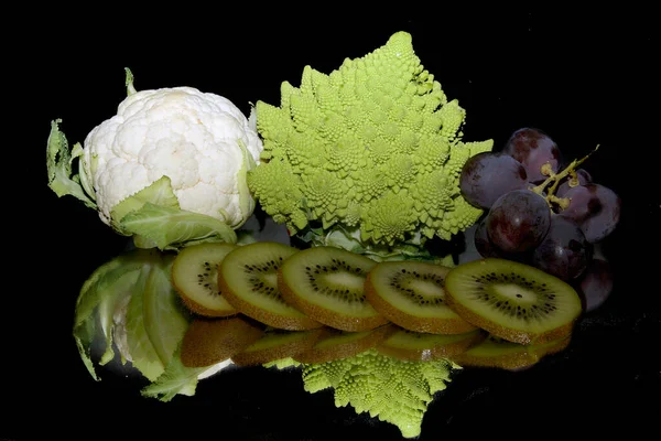 Composição Frutas Frescas Sortidas Com Repolhos Fundo Escuro Vista Próxima — Fotografia de Stock