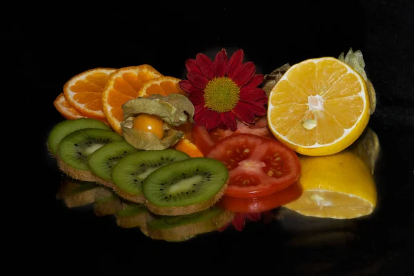 Composição Frutas Frescas Sortidas Tomate Fundo Escuro Vista Perto — Fotografia de Stock