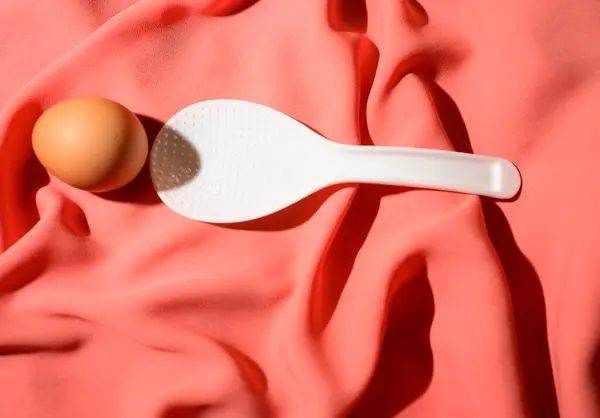 Tekstil Arka Planında Taze Yumurta Spatula Yakın Görüş — Stok fotoğraf