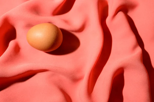 Tekstil Arka Planında Taze Yumurta Yakın Görünüm — Stok fotoğraf