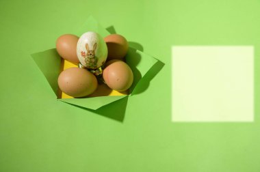Yumurtalı, yakın görüşlü, paskalya kavramlı açık kağıdın yaratıcı kompozisyonu 