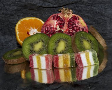 Koyu arkaplanda meyveli jöle ile çeşitli taze meyveler... 