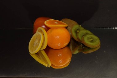 Koyu fonda taze meyvelerin karışımı ve yakın görüş. 