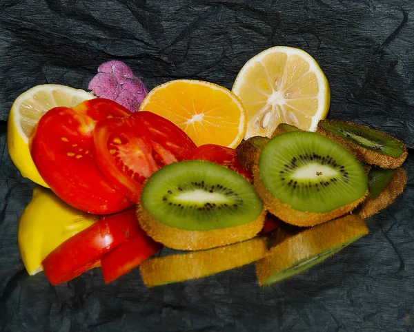 Composición Una Variedad Frutas Frescas Tomate Sobre Fondo Oscuro Vista —  Fotos de Stock