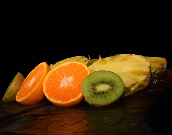 Composición Frutas Frescas Surtidas Sobre Fondo Oscuro Vista Cercana — Foto de Stock