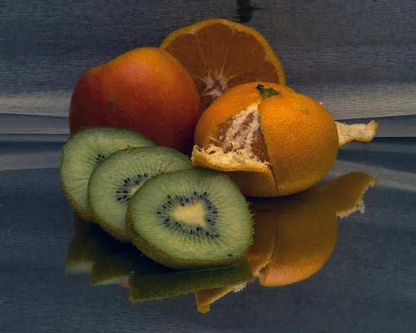 Composição Frutas Frescas Sortidas Fundo Escuro Vista Próxima — Fotografia de Stock