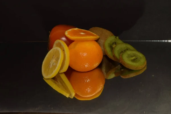 Composición Frutas Frescas Surtidas Sobre Fondo Oscuro Vista Cercana — Foto de Stock