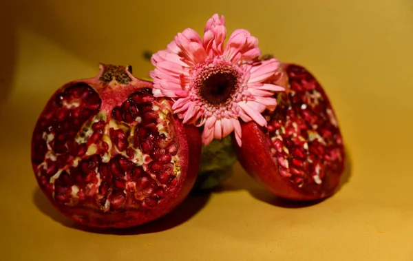 Frischer Reifer Romanesco Kohl Mit Granatapfel Und Gerbera Auf Buntem — Stockfoto