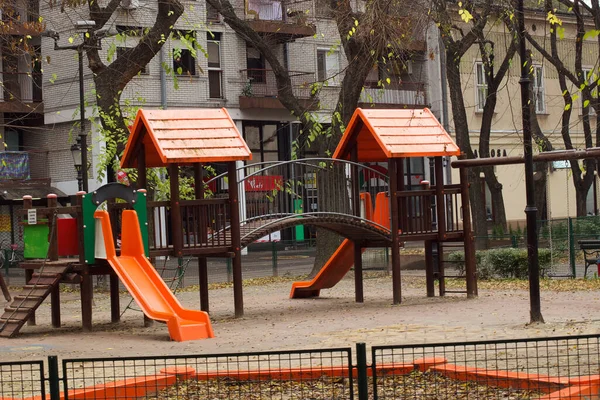 Ljus Lekplats Gården Nära Byggnader Höstdagen — Stockfoto