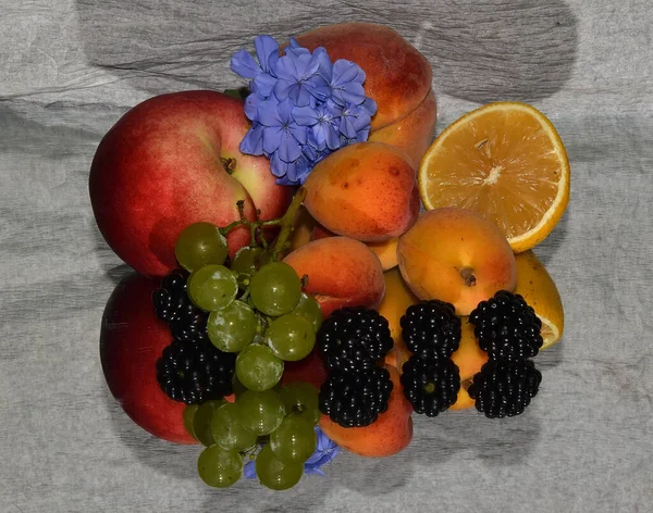 Složení Rozmanitého Čerstvého Ovoce Tmavém Pozadí Zblízka — Stock fotografie