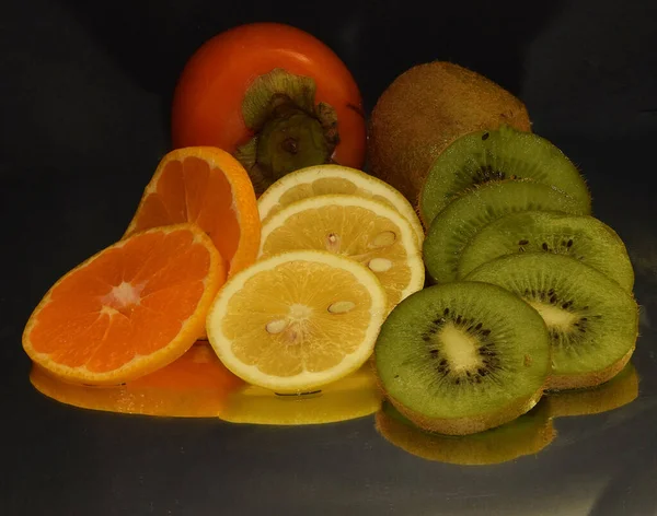 Samenstelling Van Diverse Verse Vruchten Donkere Achtergrond Van Dichtbij Bekijken — Stockfoto