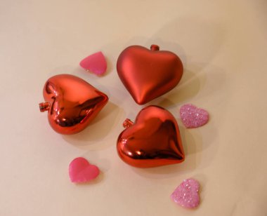 Mücevherlerin romantik kompozisyonu, Sevgililer Günü konsepti. 