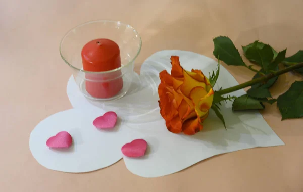 Romantische Komposition Aus Rosenblume Mit Dekorativen Herzen Und Kerze Valentinstag — Stockfoto