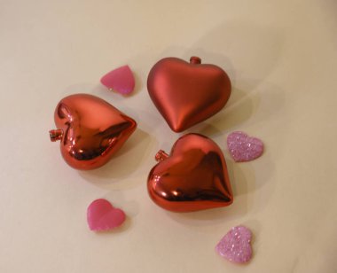 Mücevherlerin romantik kompozisyonu, Sevgililer Günü konsepti. 