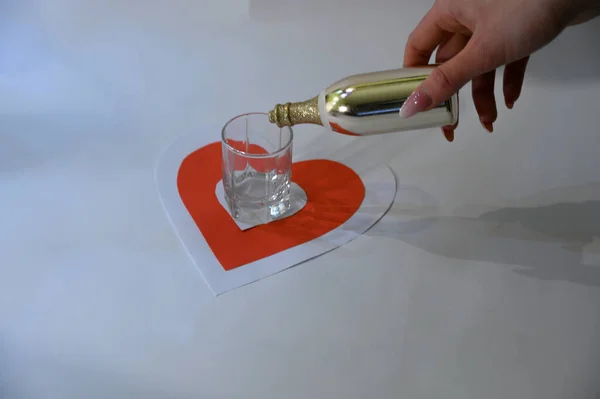 Romantische Samenstelling Van Hand Houden Fles Glas Decoratieve Hart Valentijnsdag — Stockfoto