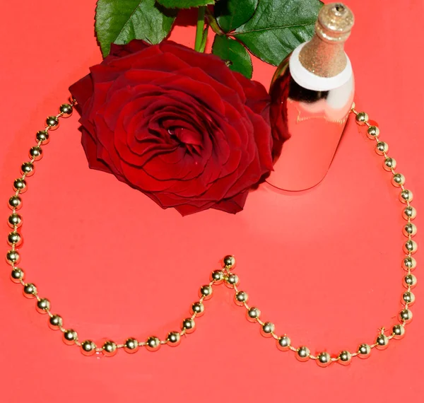 Romantyczna Kompozycja Różanego Kwiatu Koralikami Kształcie Serca Butelką Koncepcja Walentynek — Zdjęcie stockowe