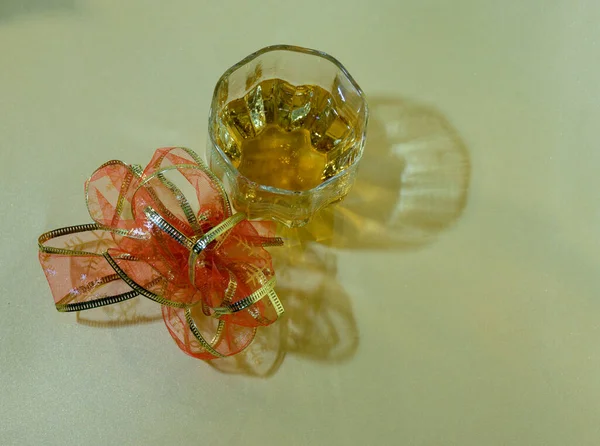 Glas Met Whiskey Decoratieve Kom Kleurrijke Achtergrond Van Dichtbij Bekijken — Stockfoto