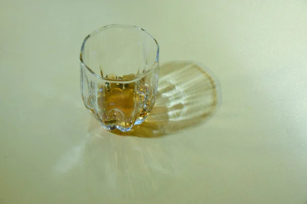 カラフルな背景にウイスキーとガラス — ストック写真