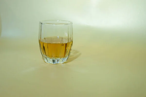 Vaso Con Whisky Sobre Fondo Colorido Vista Cercana — Foto de Stock