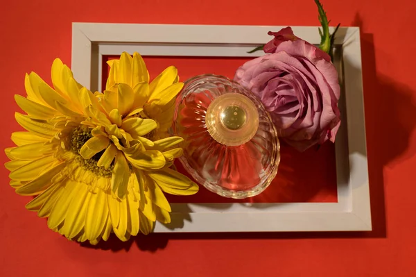 Romantische Komposition Von Blumen Mit Rahmen Und Parfümflasche Valentinstag Konzept — Stockfoto