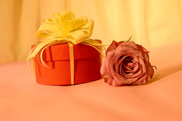 Composição Romântica Flor Rosa Com Caixa Presente Conceito Dia Dos — Fotografia de Stock