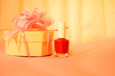 Oje şişesinin hediye kutulu romantik kompozisyonu, Sevgililer Günü konsepti. 