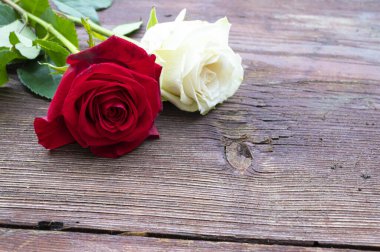 Ahşap arka planda güllerin romantik kompozisyonu, yakın görüş, Sevgililer Günü konsepti 