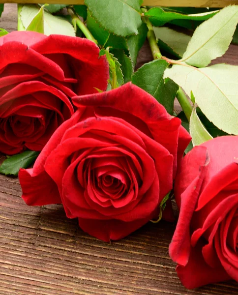 Ahşap Arka Planda Güllerin Romantik Kompozisyonu Yakın Görüş Sevgililer Günü — Stok fotoğraf