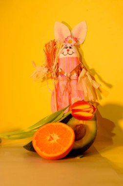 Dekoratif Paskalya tavşanı, arka planda meyveler, yakın görüş, mutlu paskalya konsepti 