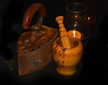 Eski metal demir ve havan topuzlu ve mum lambalı koyu arkaplan, yakın görüş 