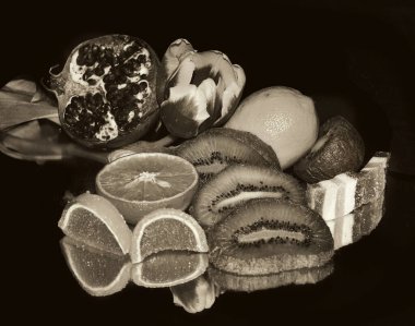 Siyah zemin üzerindeki meyve ve tatlıların görünümünü kapat