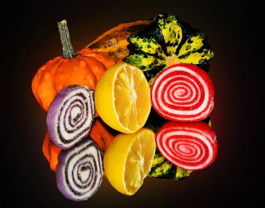 Koyu arkaplanda meyveli jöle ile çeşitli taze meyveler... 